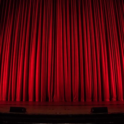 Βραδύκαυστες κουρτίνες για αίθουσες πολιτισμού