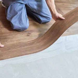 Υπηρεσία τοποθέτησης βινυλικών κολλητών δαπέδων