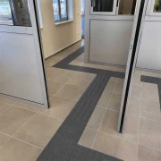 Πλακίδιο Όδευσης Τυφλών Μαύρο 30x30cm με Ανάγλυφες Ραβδώσεις 